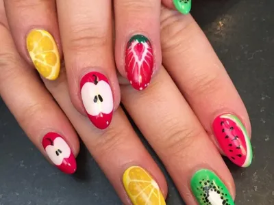 Летний маникюр 2019: фруктовый дизайн ногтей и декор морскими камнями  (ФОТО): читать на Golos.ua