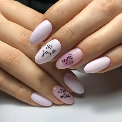 Трендовый маникюр с надписями в сезоне 2024-2025: модный дизайн ногтей со  словами и буквами, надписи на ногтях