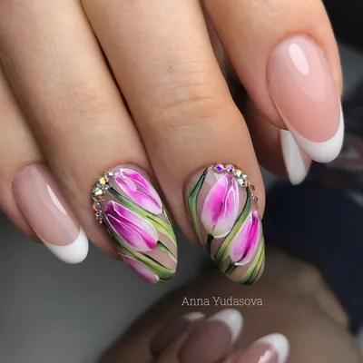 Яркий френч с рисунком: тюльпаны и нарциссы на ногтях - фото