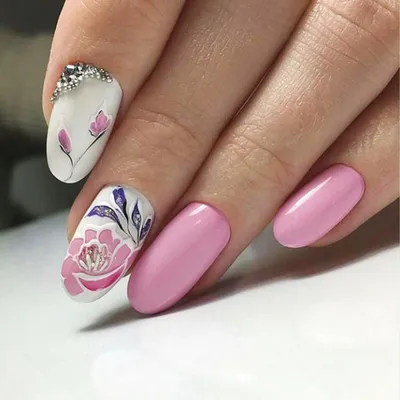 Нежный маникюр с белыми цветами — самый милый дизайн ногтей на лето 2023 |  theGirl