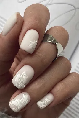 Белый градиентный дизайн ногтей с растительным декором (веточки)