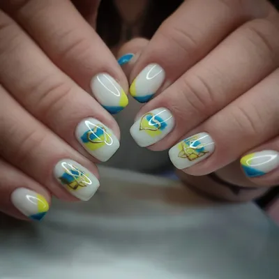 Модный патриотический маникюр - какой дизайн ногтей сделать на День  Независимости Украины 2023 - фото