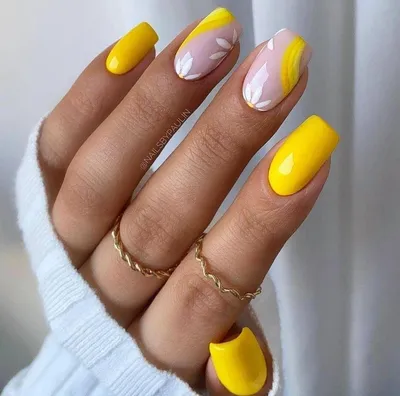 Яркий желтый маникюр с зеркальным покрытием на миндальные ногти