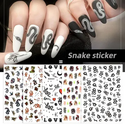Модный дизайн ногтей Gucci в черном цвете с рисунком змеи, стразами,  шипами, цветными полосками