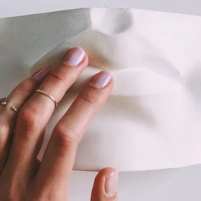Прозрачный маникюр: дизайн ногтей с рисунками, блестками или без них на  короткие и длинные формы ногтей
