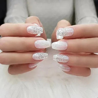 Белый новогодний маникюр 2022 - лучшие новинки на фото! | Long stiletto  nails, White stiletto nails, Stiletto nails designs