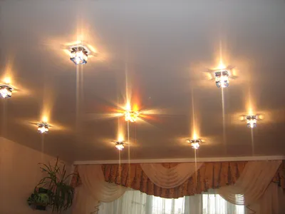 Натяжной потолок в коридоре со светильниками для оформления дизайна