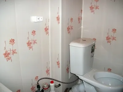 Отделка туалета в квартире пластиковыми панелями - 72 фото