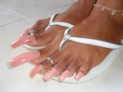 Необычайно длинные ногти на ногах пенсионерки не дают ей носить туфли, но  позволяют прилично зарабатывать (фото) - «ФАКТЫ»