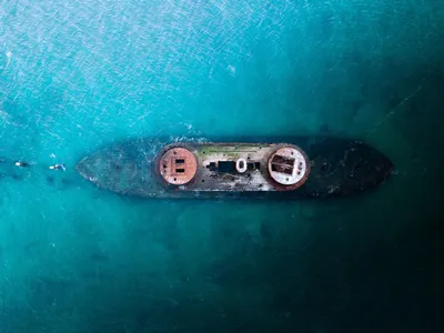 В Новороссийске на дно моря опустили венки и «Вечный огонь» | 13.05.2021 |  Новороссийск - БезФормата