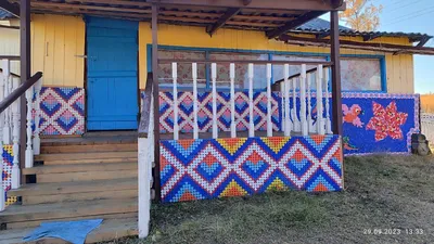 Копили с 2015 года: в Якутии две сестры украсили фасад дома пластиковыми  крышками
