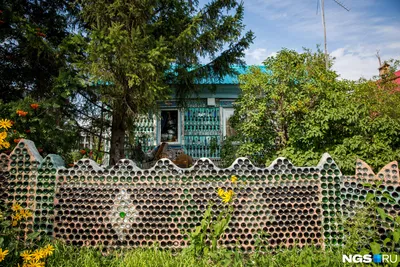 Под Саратовом мужчина построил двухэтажный дом из пустых пластиковых бутылок  - KP.RU