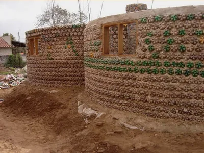 Нигериец построил дом из 14 800 пластиковых бутылок | Пикабу