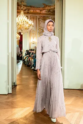 Национальный мотив — это обязательный элемент В Грозном прошел показ первой  модной коллекции дочери Рамзана Кадырова — Meduza