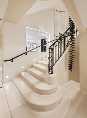 Alchinbaeva Zukhra - Дом моды и штаб квартира Коко Шанель известна среди  почитателей бренда именно благодаря этой легендарной лестнице с зеркалами.  | Facebook