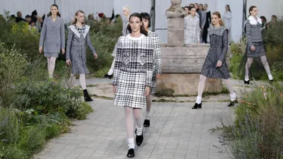 Показ Chanel в Париже на Неделе моды сезона осень-зима 2020-2021 - Я Покупаю