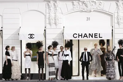 Chanel SA Является Парижский Дом Моды Основана Габриэль Коко Шанель,  Созданный В Высокой Моды, Специализирующийся На Предметах Роскоши.  Фотография, картинки, изображения и сток-фотография без роялти. Image  10005899