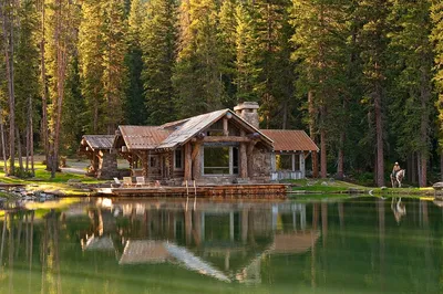 Интерьер деревянного дома на берегу реки