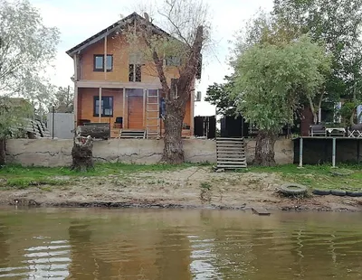 дом на берегу реки в деревьях Стоковое Изображение - изображение  насчитывающей пепельнообразные, лето: 233262719