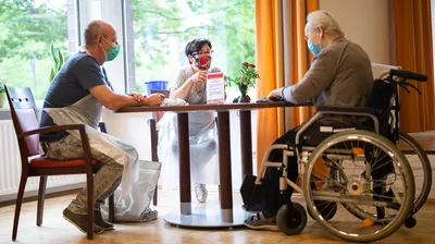 Дом престарелых как бизнес-проект: как заработать на уходе за пожилыми с  помощью государства | Forbes.ru