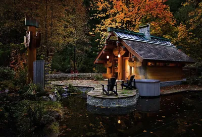 Светлый домик у воды в Канаде