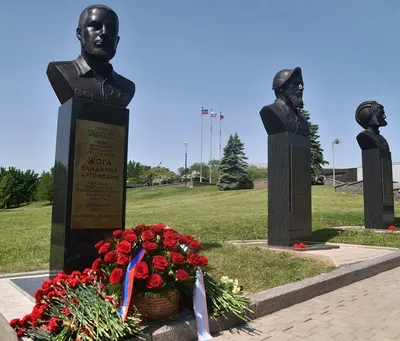 Глава ДНР в день рождения Моторолы возложил цветы к его могиле - Политика -  ДАН