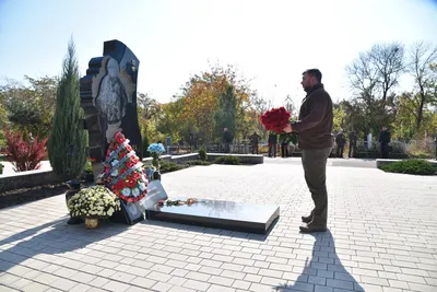 На кладбище \"Донецкое море\" вооруженные боевики охраняют венки на могиле  Захарченко - Iнформацiйний спротив
