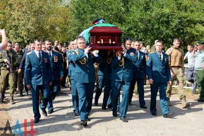 Могила Ольги «Корсы» Качуры в Донецке усыпана розами | Общество | Аргументы  и Факты