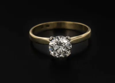 Россыпь бриллиантов, рубины и сапфиры: как выглядят самые роскошные  помолвочные кольца жен миллиардеров | MARIECLAIRE