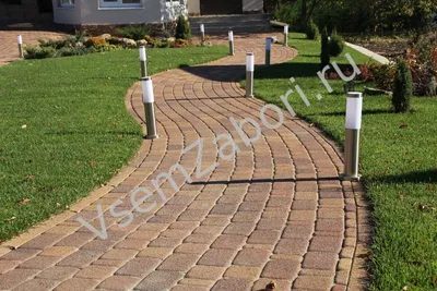 Тротуарная плитка для дорожек на даче: укладка своими руками и 80+  долговечных и оригинальных … | Идеи для садового дизайна, Кирпичные  внутренние дворики, Брусчатка