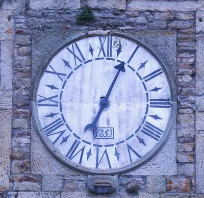 Старинные часы ушей стоковое фото. изображение насчитывающей ведущего -  196984194