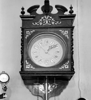 Старые часы показывают 2 минут до 12 часов Стоковое Изображение -  изображение насчитывающей приветствие, серо: 187624119