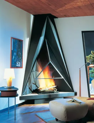 Дровяной трехсторонний камин для современных интерьеров гостиной