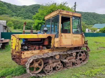 Гусеничный трактор ДТ-75 «Казахстан» из СССР оказался востребованным для  уборки снега в личном хозяйстве. Цена вопроса | Авторемонт и техника | Дзен