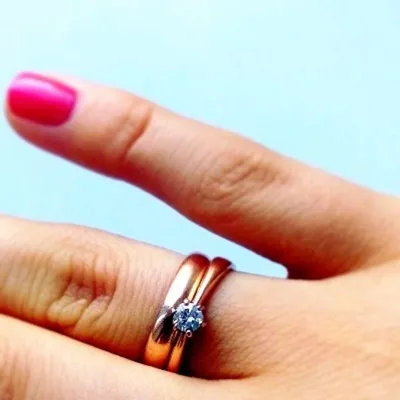 Зачем некоторые люди носят по 2 кольца на безымянном пальце: они знают  тайну | Помолвки, Обручальные кольца, Кольца
