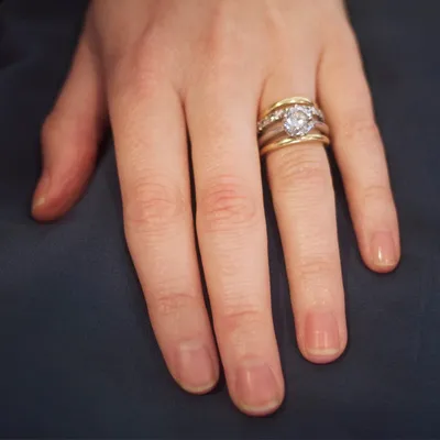 На каком пальце носят обручальное кольцо и помолвочное в России мужчины и  женщины | Залог Успеха