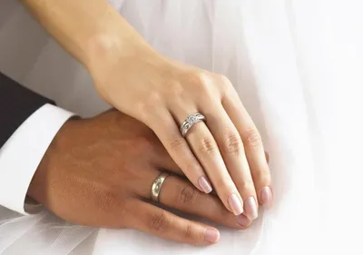 Какое значение имеют два кольца на безымянном пальце женщины | В городе N |  Дзен