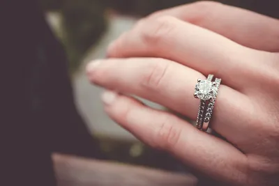 Зачем женщины носят два кольца на безымянном пальце - Рамблер/женский