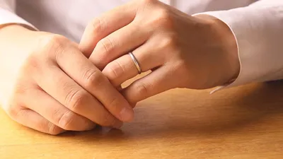 На каком пальце носить золотое кольцо: что означает кольцо на среднем пальце  | блог Золота Країна - Blog - Blog