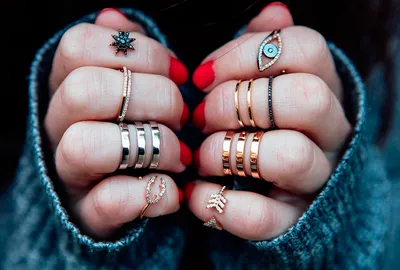 Brilliant Style - Тренд на ношение сразу нескольких колец на одном пальце  не собирается уходить в прошлое. Два изящных кольца с бриллиантами в одном  – идеальная пара. 💎💍 #brilliant_style #diamonds | Facebook