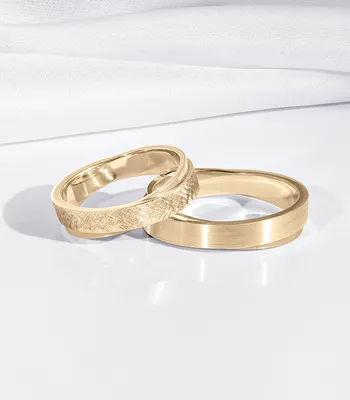 девушка в руке держит два золотых обручальных кольца. Свадьба. Торжество. Обручальные  кольца. Stock-Foto | Adobe Stock
