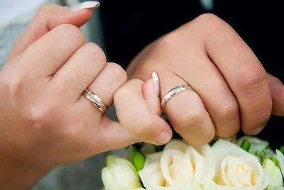 Два обручальных кольца на пальцах Стоковое Фото - изображение насчитывающей  поженено, золото: 154510000