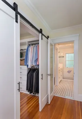 Почему стоит приобрести деревянные двери в гардеробную?