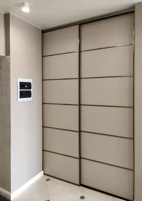 Двери-купе в прихожей на входе в гардеробную комнату в Минске