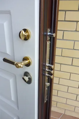 Как должна открываться входная дверь в квартиру и в дом?
