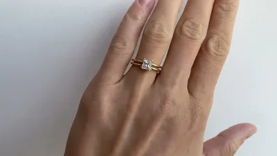 Золотое двойное кольцо с фианитами. Артикул 380215: цена, отзывы, фото –  купить в интернет-магазине AURUM