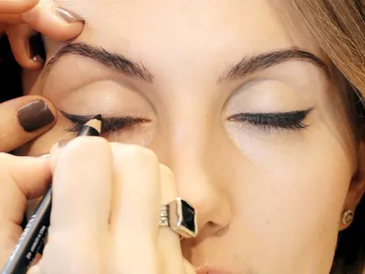 Как нарисовать стрелки на глазах: 15 оригинальных идей | Makeup eyeliner,  Skin makeup, Eye makeup