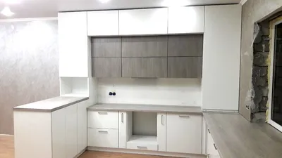 Проект современная серая кухня с двухуровневыми шкафами разной глубины от  компании «KiT» в Иркутске | «KiT кухни и шкафы»