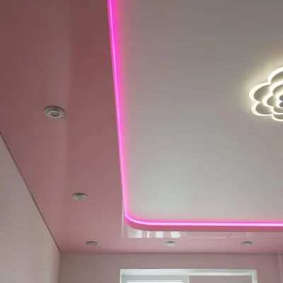 Натяжной двухуровневый потолок с LED-подсветкой внутри круглой декоративной  ниши и точечными светильниками вокруг