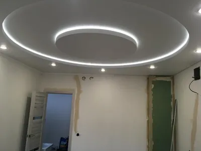 Двухуровневый натяжной потолок с подсветкой в комнате